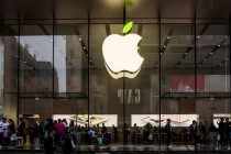 SHANGHAI, CHINA - APRIL 20:  (CHINA OUT) The "leaf" on the logo of Apple store turns green to welcome the World Earth Day on April 20, 2016 in Shanghai, China.  (Photo by VCG/VCG via Getty Images)