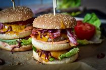burgers-7221445_640